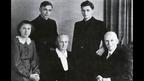 這張他和家人的照片攝於1951年
