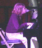 Fflur Dafydd yn perfformio