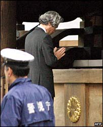 Koizumi visitou o templo pela quinta vez desde que assumiu o cargo em 2001
