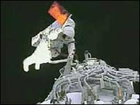 Astronauta chinês caminha pelo espaço 