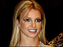 گفته می شود "عروس" با شلوار جين و کلاه بيس بال عقد کرده باشد