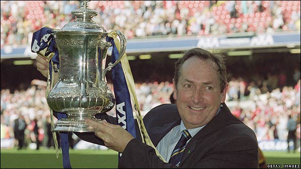 Houllier enjoys FA Cup success with Liverpool in 2001