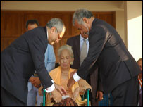 Ade Rostina Sitompul diapit Ramos dan Xanana