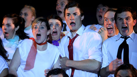 Brwdfrydedd ac egni ar y llwyfan