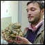 Cristiano Savini mostra a trufa gigante encontrada pelo cão Rocco