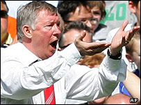 Alex Ferguson không vui khi Man U lĩnh nhiều thẻ vàng và một thẻ đỏ