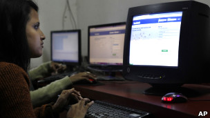 Seorang perempuan membuka laman Facebook 