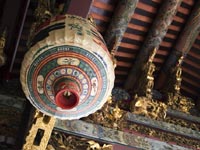 Lantern in a temple © iStockphoto/Tan_Kian_Khoon