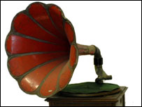 Zonophone wind-up gramophone