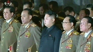 Chang Song-thaek đứng cạnh Kim Jong-un trong tang lễ Kim Jong-il