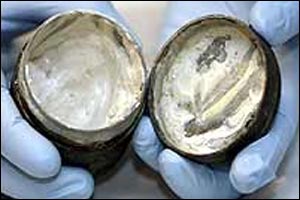 V krému jsou stále patrné stopy po prstech