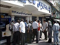 صف ایرانی ها بیرون بانک