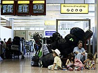 Heathrow Havalimanı'nda bekleyen yolcular