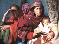 کشمیری عورتیں ایک طبی مرکز کے باہر