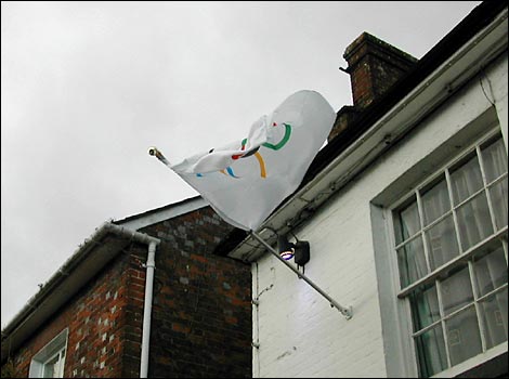 The Moonrakers Pub, Pewsey flying the Olympic flag