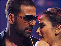 Akshay Kumar performs for the crowd