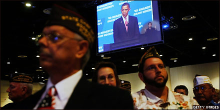 Veteranos de guerra siguen un discurso de Obama durante su convención nacional en Orlando, Florida.