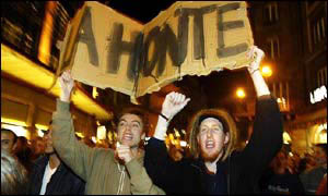 Transparent s nápisem Ostuda