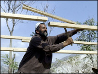 متاثرین گھر تعمیر کر رہے ہیں