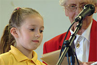 Merch yn cystadlu mewn eisteddfod leol