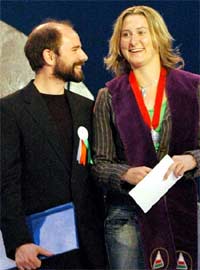 Daniel gydag enillydd y Fedal Ddrama