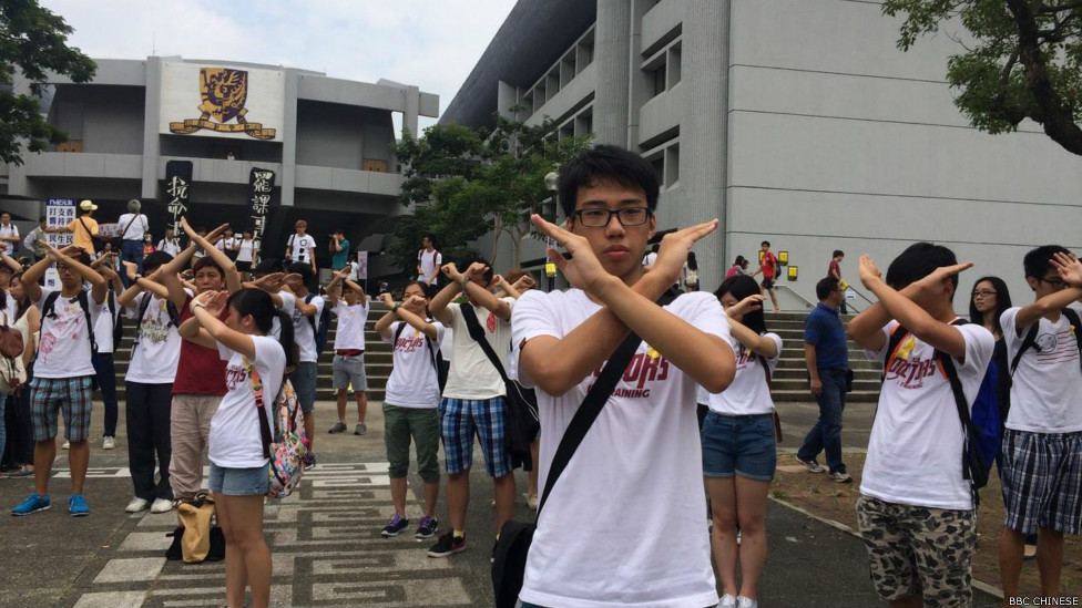 中文大学医科生在百万大道举起双臂交叉手势（BBC中文网记者陈志芬摄19/9/2014）