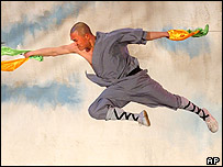 Gösteri amaçlı Kungfu yapan bir Çinli