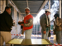 Palestinos votando