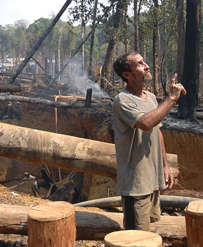 A garimpino talking to God in the Grota Rica mine