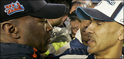 Lovie Smith (izq.) saluda a Tony Dungy (der.)