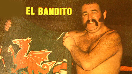 Orig Williams ar glawr 'Cario'r Ddraig' gyda diolch i Wasg Carreg Gwalch