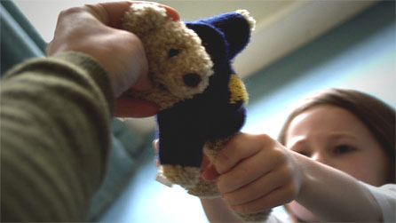 Plentyn yn dadlau dros degan meddal