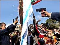 Manifestação com queima de bandeira de Israel em Teerã