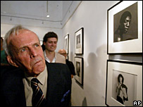 O presidente do Parlamento cubano, Ricardo Alarcon, visita a exposição de fotos de Mapplethorpe