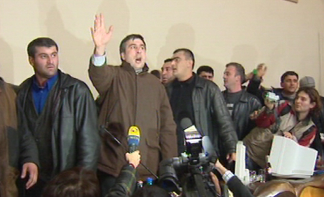 विपक्ष के नेता मिखाइल साकेशविली और उनके समर्थक जॉर्जिया के संसद भवन में