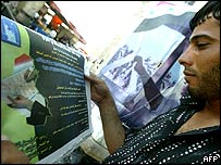 Bir Iraklı anayasa ilanını okuyor