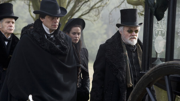 Anthony Hopkins (Sir John Talbot), Benicio Del Toro (Lawrence Talbot) and Emily Blunt (Gwen Conliffe) in The Wolfman © Universal Pictures