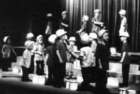 Plant lleiaf yn adeiladu arch