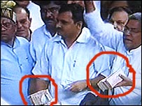 नोट के बंडलों के साथ भाजपा सांसद