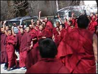 Monges tibetanos protestam no tibete em 12 de março