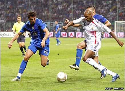 Gattuso and Oddo (Italy) challenge Anelka (France)