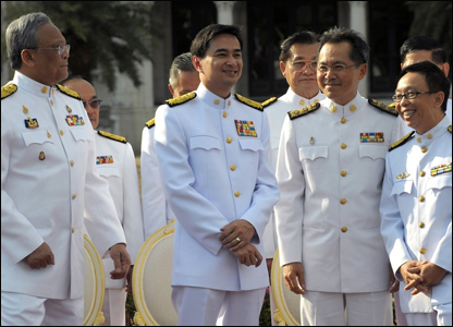 Thủ tướng Abhisit Vejjajiva và các thành viên trong tân nội các Thái Lan