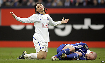 Marko Pantelic del Hertha Berlín (izq.) y Fabian Ernst del Schalke 04 (der.)