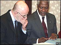 Alvaro de Soto ve Kofi Annan çalışıyor