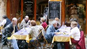 Bouchon lyonnais - a typical restaurant in old Lyon (Rhône-Alpes region) Photo : Frédéric de La Mure / M.A.E.