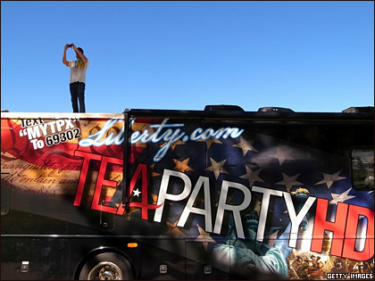 Águila inflable con pancarta del Tea Party