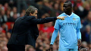 Roberto Mancini gives instructions to Mario Balotelli