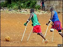 Sierra Leone'de sakat kalmış çocuklar top oynuyor