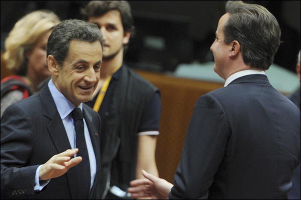 Tổng thống Pháp né tránh, không bắt bàn tay chìa ra của Thủ tướng Anh