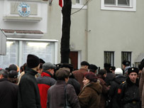 Coadă la Consulatul României